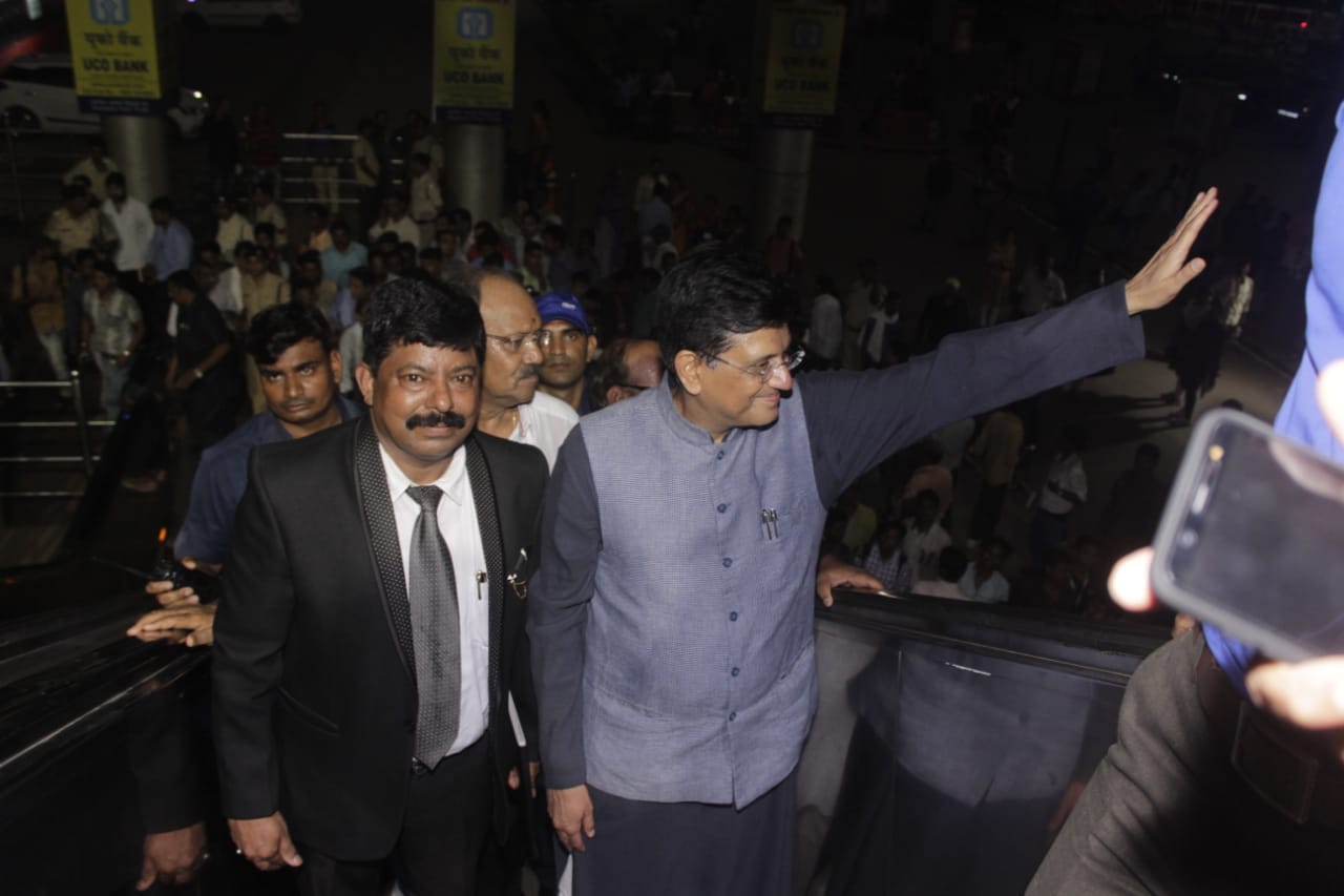 रेल मंत्री पीयूष गोयल ने रायपुर रेलवे स्टेशन की चाय और पानी पीकर दी जाने वाली सुविधाओं का लिया जायजा…
