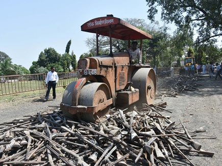 मध्य प्रदेश में 3 हजार राइफलों और पिस्टलों पर चला दिया गया बुलडोजर, वजह हैरान करने वाली है