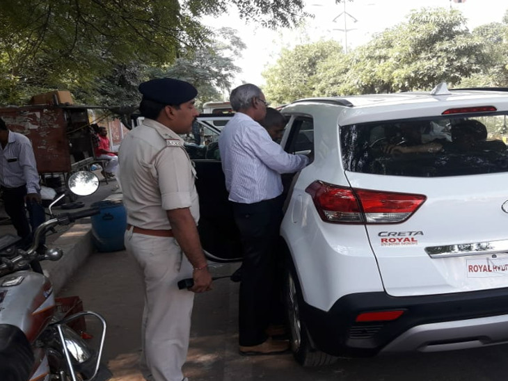 चुनावी चेकिंग कर रही पुलिस ने रोकी Sold कार, अंदर मिली 60 लाख रुपए की गोल्ड ज्वेलरी