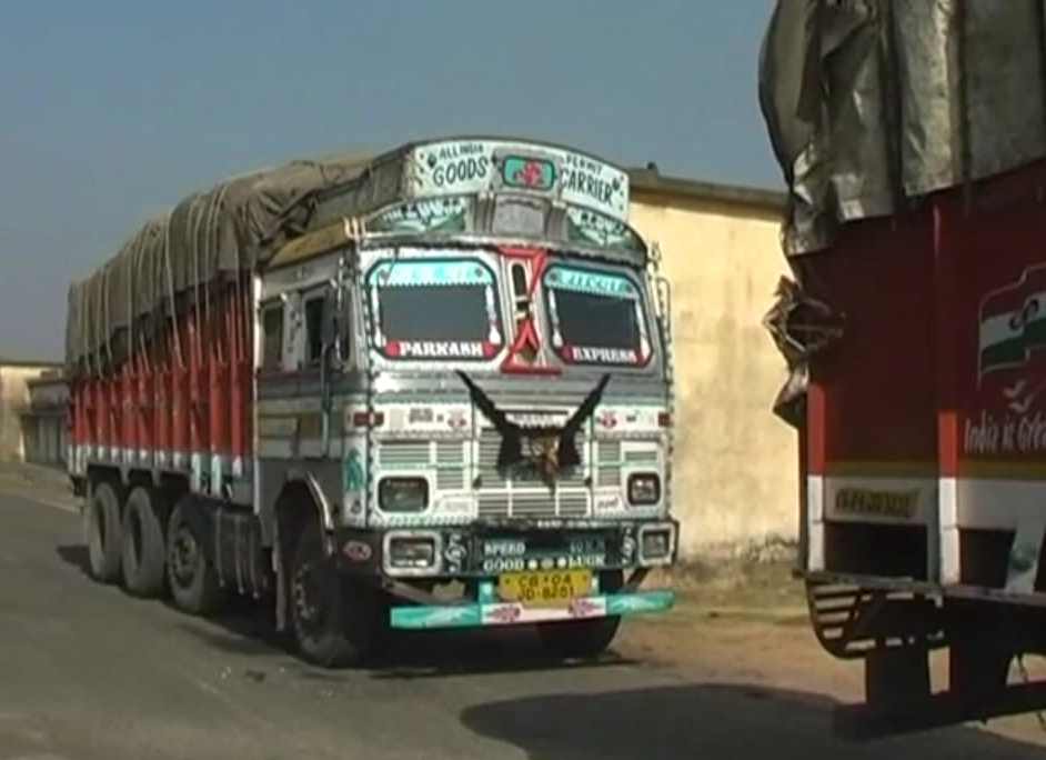 25 सौ रुपए क्विंटल होने के बाद बिचौलिए छग में खपाने लगे धान, पुलिस ने दो ट्रक धान पकड़ा