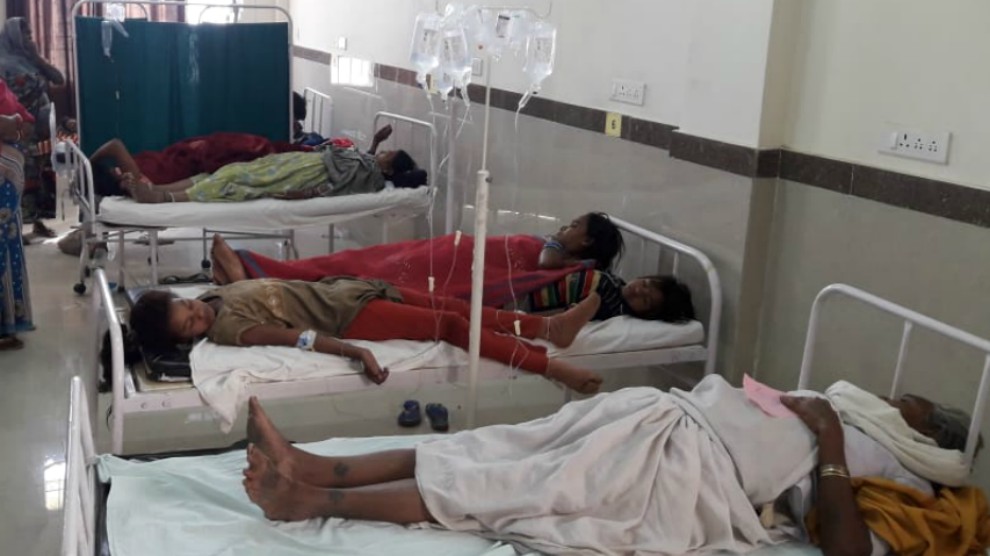 दशगात्र में दूषित खाना खाने से 12 बच्चों के साथ 33 ग्रामीण हुए बीमार, अस्पताल में चल रहा इलाज…