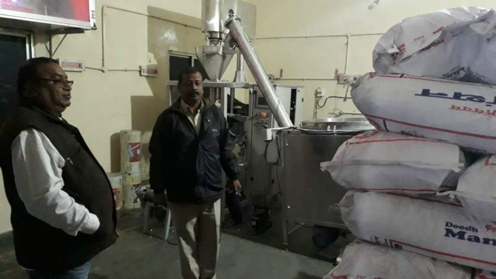 रायपुर की फैक्ट्री में बन रहा था नकली ‘मंथन’ दूध, पुलिस ने छापा मारकर 70-80 पैकेट किए जब्त…