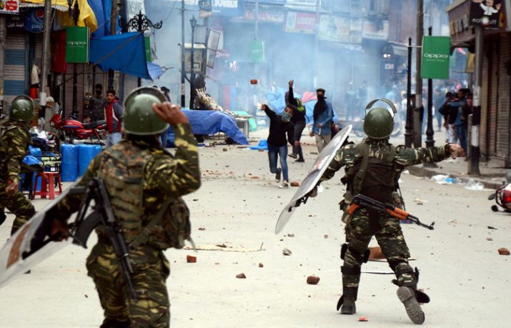 Exclusive: कश्मीर में पत्थरबाजों पर गोली नहीं चलाएगी सेना, अब चलेंगे मिर्ची के गोले …