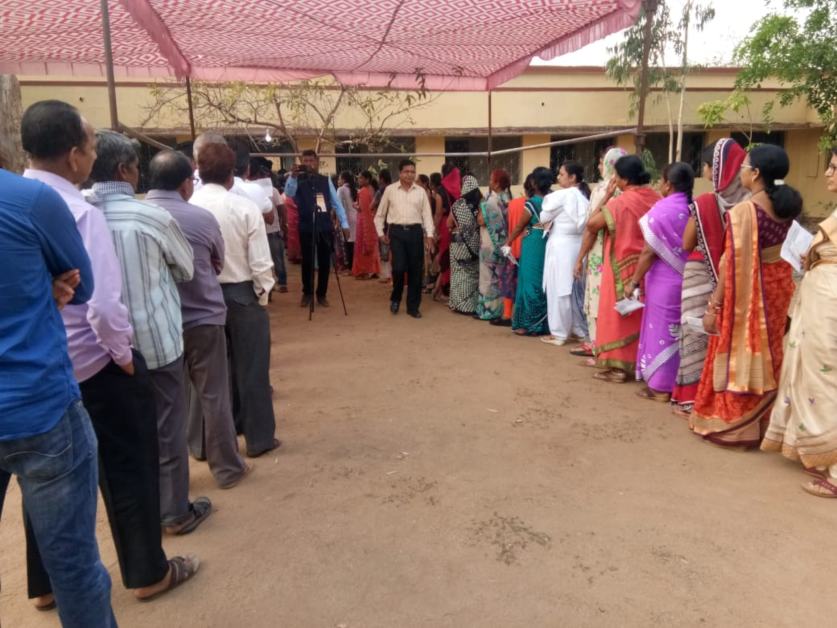 लोकसभा चुनाव 2019 – दूसरे चरण का मतदान शुरू, छतीसगढ़ के तीन सीटों के लिए हो रहे हैं चुनाव, कांकेर से भाजपा और कांग्रेस प्रत्याशी ने डाला वोट …