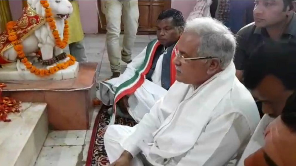 CM भूपेश बघेल ने दंतेश्वरी मंदिर में मत्था टेकने के बाद शुरू किया बस्तर में चुनाव प्रचार …
