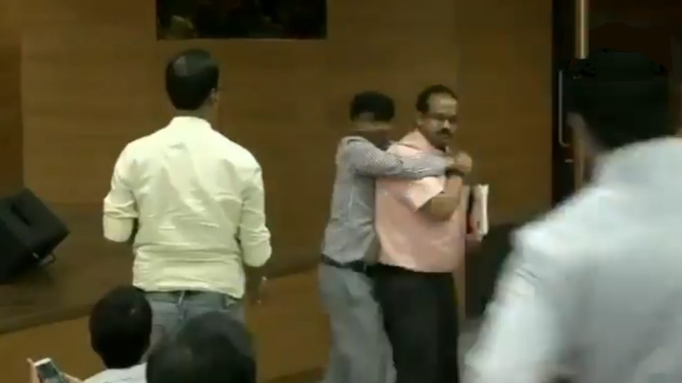 बीजेपी प्रवक्ता पर प्रेस कांफ्रेंस के दौरान फेंका जूता, भाजपा ने कहा- कांग्रेस से प्रेरित व्यक्ति… देखिए वीडियो