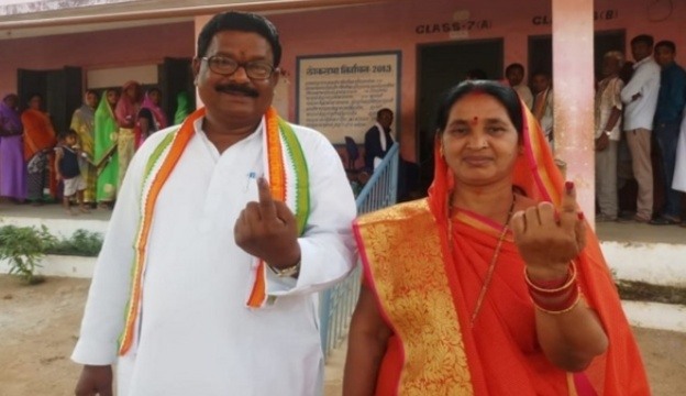 लोकसभा चुनाव 2019ः राजनांदगांव से कांग्रेस प्रत्याशी भोलाराम साहू ने पत्नी के साथ डाला वोट