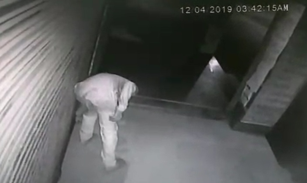 देखिए वीडियो : सीसीटीवी कैमरे में कैद हुई चोर की करतूत, फिर तोड़ दिया कैमरा…