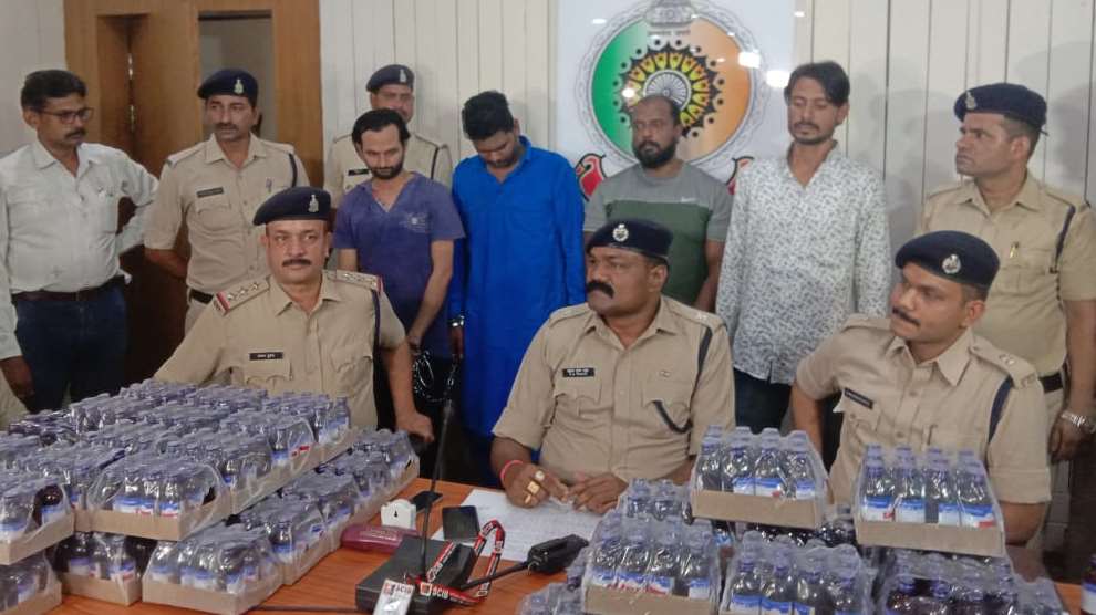 प्रतिबंधित कफ सिरप का कारोबार कर रहे चार नशे के सौदागर गिरफ्तार, दिल्ली से लाकर 120 रुपए की शीशी को 150 में बेचा करते थे