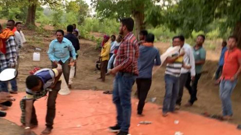 VIDEO : ड्यूटी छोड़कर जुआ के फड़ में बैठे थे पुलिस कर्मी , मीडिया को देखकर नोटों की गड्डी छोड़कर भागे सब