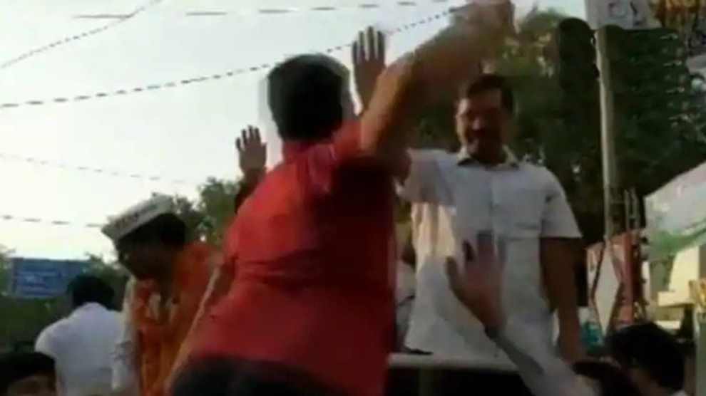 मुख्यमंत्री केजरीवाल को फिर पड़ा थप्पड़, कुटाई के बाद युवक को किया पुलिस के हवाले, देखिए वीडियो…