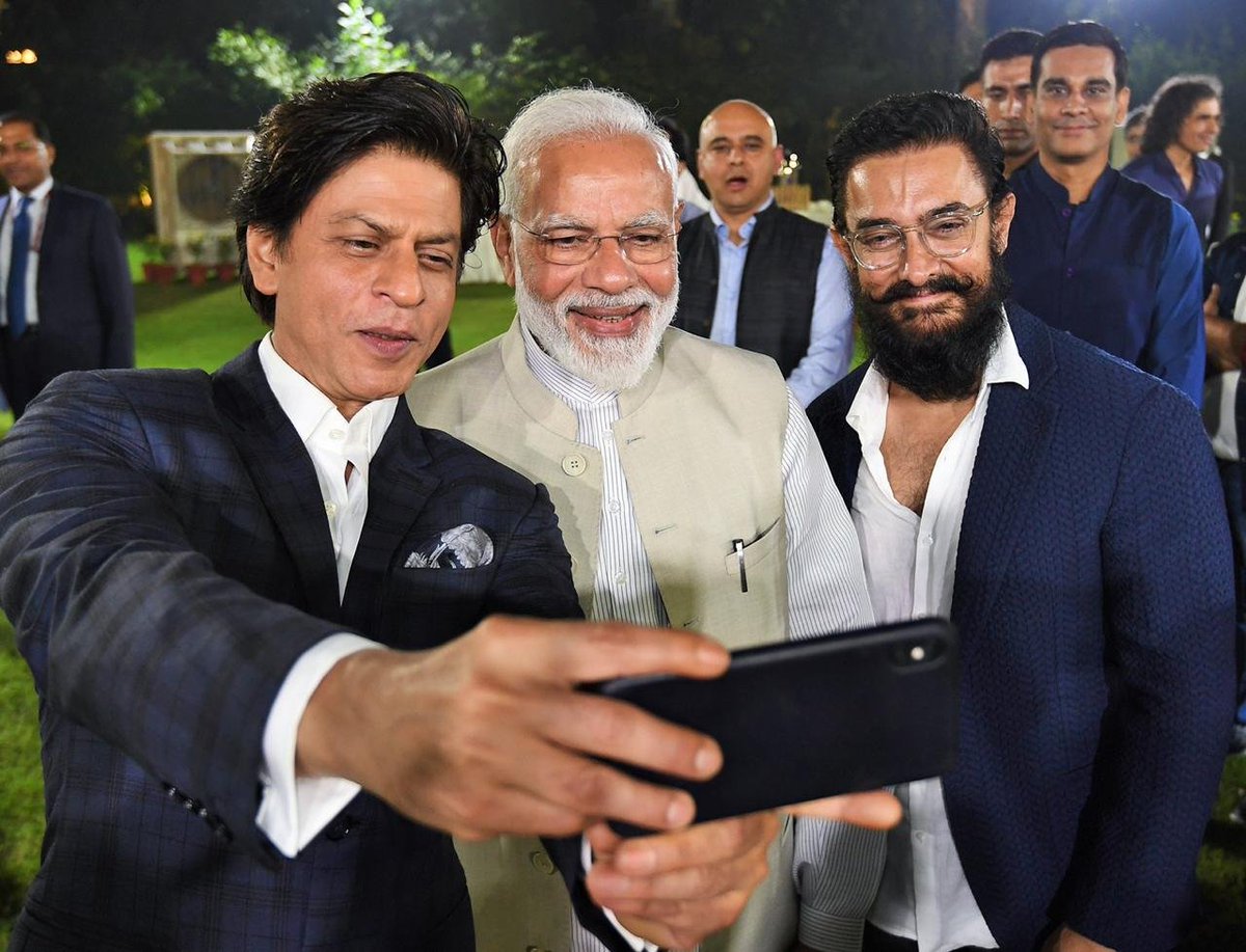 Khan बंधु समेत बॉलीवुड सितारों ने PM Modi के घर सजाई महफिल, देखे तस्वीरें