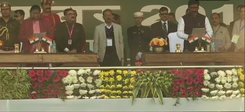 हेमंत सोरेन बने झारखंड के 11वें मुख्यमंत्री, 3 मंत्रियों ने भी लिया शपथ, राहुल गाँधी सहित कई नेता रहे मौजूद …