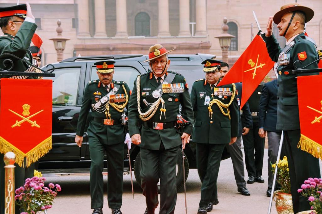 देखे Exclusive तस्वीरेः सीडीएस जनरल बिपिन रावत को सेना ने दिया गार्ड ऑफ आनर, फिर पदभार किया ग्रहण