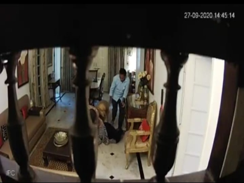 VIDEO : स्पेशल डीजी को पत्नी ने दूसरी महिला के साथ आपत्तिजनक हालत में पकड़ा, पोल खुलने पर की पिटाई, वीडियो वायरल…
