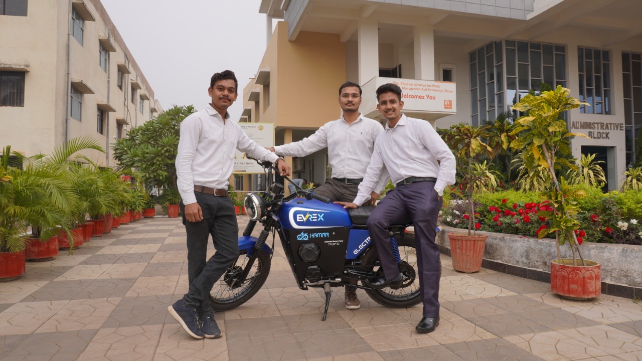 SSIPMT रायपुर के छात्रों ने बनाई इलेक्ट्रिक बाईक, 7 रुपए के खर्च में चलेगी लगभग 100 किमी