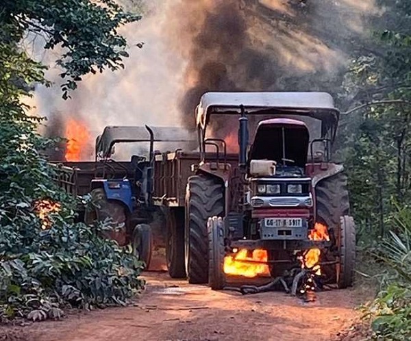 माओवादियों ने 6 वाहनों को किया आग के हवाले, क्या बड़ी घटना को अंजाम देने की है कोशिश