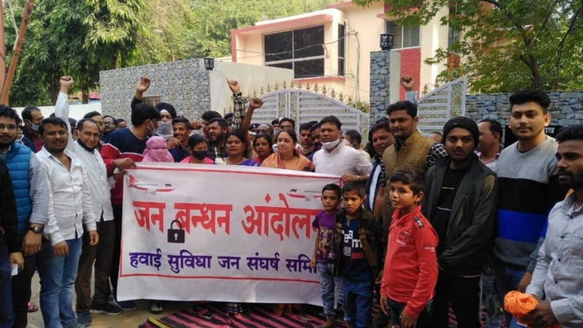 बिलासपुर में हवाई सेवा शुरू करने की मांग, आंदोलनकारियों ने घेरा भाजपा सांसद का घर…