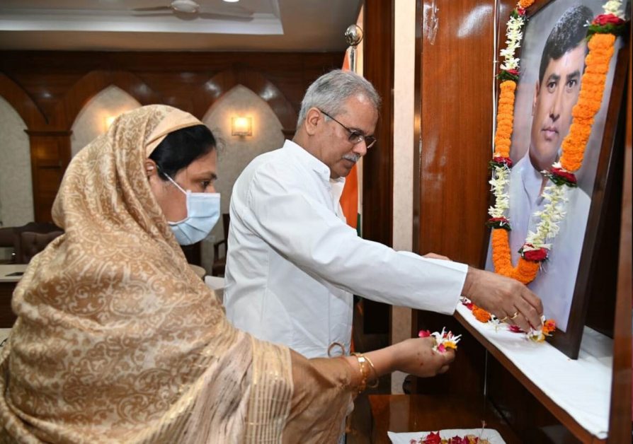 अब योगेंद्र शर्मा के नाम से जाना जाएगा धरसींवा का स्वास्थ्य केन्द्र और  टेकारी का स्कूल, CM भूपेश बघेल ने की घोषणा.. | thekhabri.in