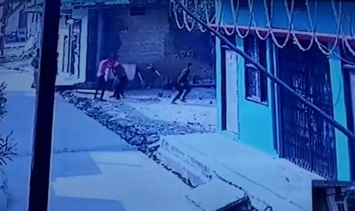 MP CRIME NEWS: टीकमगढ़ में थाना परिसर के अंदर दो पक्षों में दे दनादन, दमोह में 3 युवकों पर जानलेवा हमला, सिवनी में बाइक चोर गिरोह का पर्दाफाश