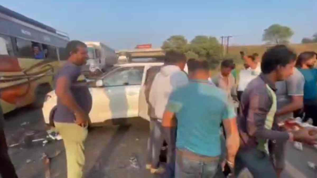 MP में शराब की लूट, VIDEO: आबकारी टीम से बचकर भाग रहे थे तस्कर, दूसरी कार से भिड़ंत के बाद सड़क पर गिरी बोतलें, लूटने के लिए मची होड़