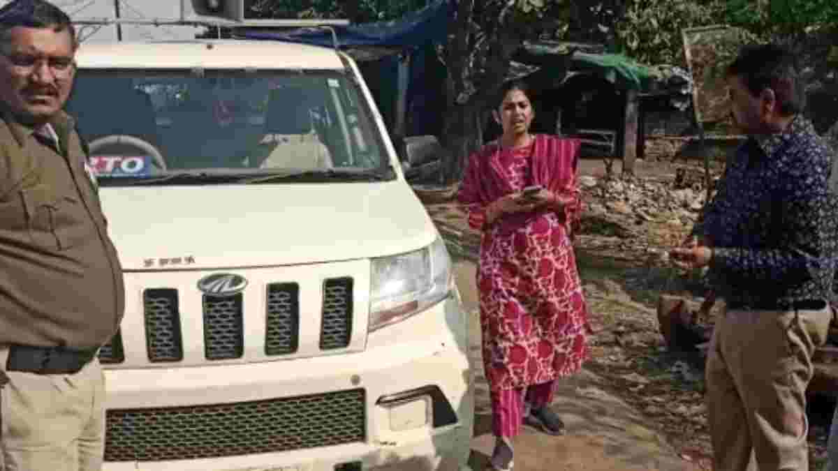 चेकपोस्ट पर वाहन चालक से वसूले 300 रुपये: रसीद मांगने पर भड़की आरटीओ प्रभारी, गाड़ी से उतरकर छीना मोबाइल, VIDEO वायरल