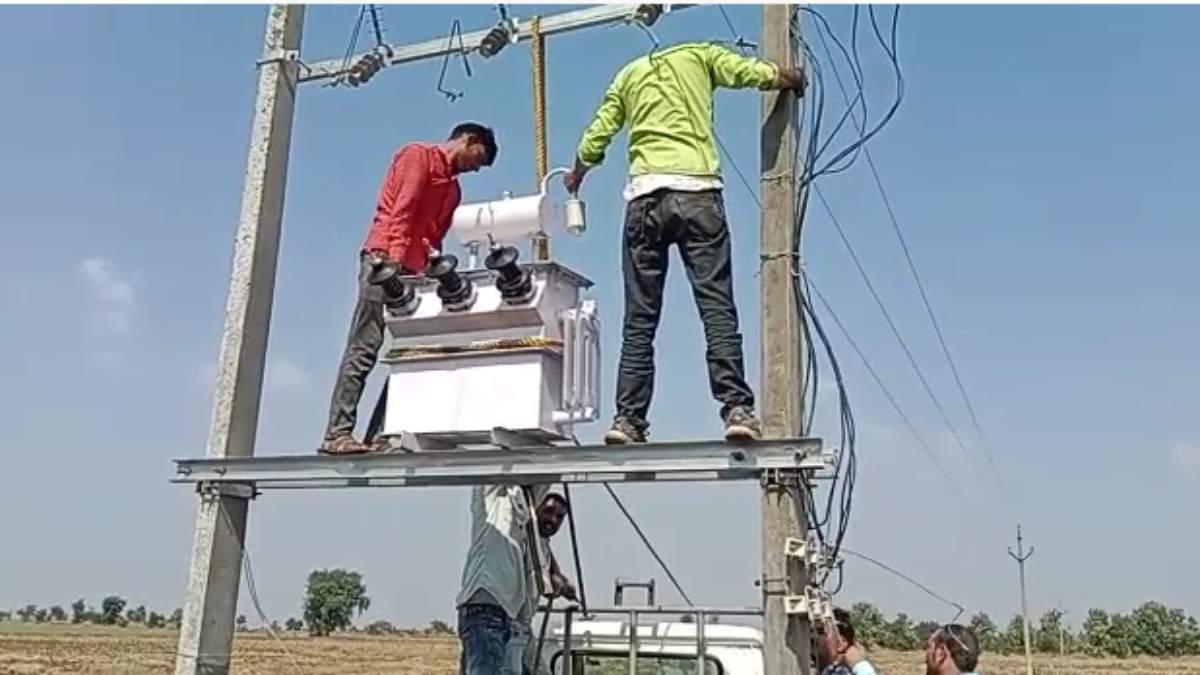 बिजली चोरी का अनूठा मामला: बिना परमिशन ठेकेदार ने खेत में लगा दिया ट्रांसफार्मर, बिजली कंपनी ने जब्त कर थाने में दर्ज कराई रिपोर्ट