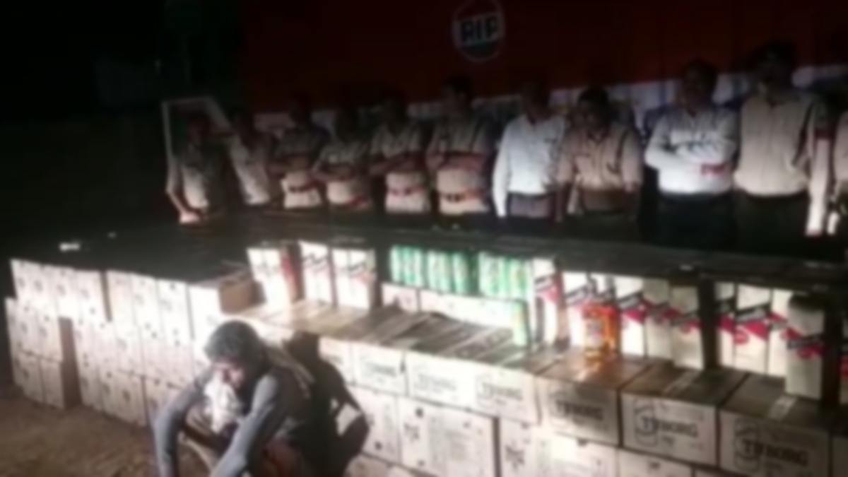 MP में ‘पुष्पा’ स्टाइल में शराब की तस्करी: कंटेनर से  275 पेटी अवैध शराब जब्त, एक आरोपी गिरफ्तार
