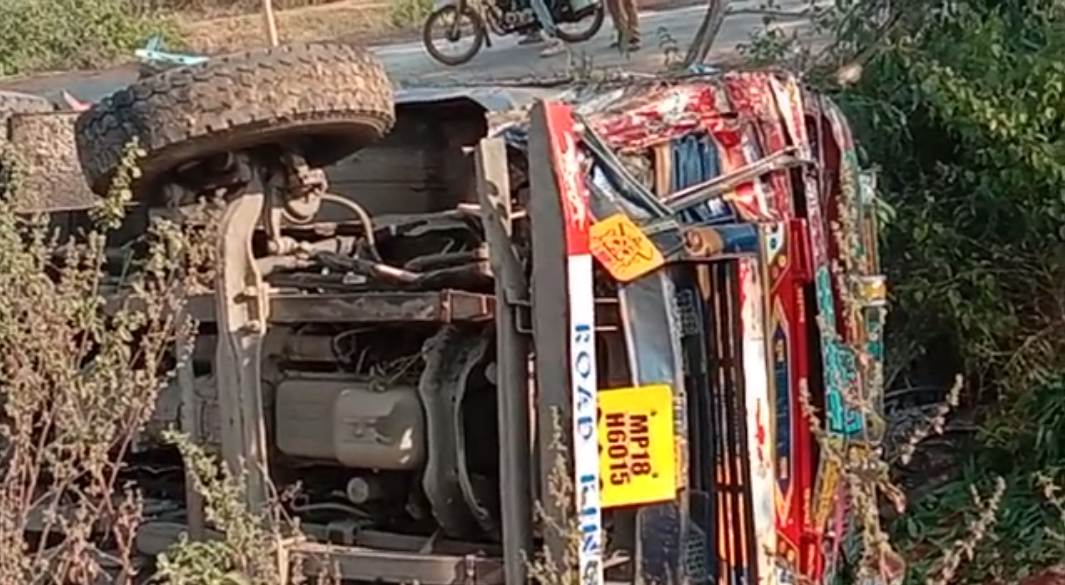 एमपी सड़क हादसे में एक मौतः कटनी में ट्रक और माल वाहक वाहन में सीधी भिड़ंत, मुरैना में किसानों से भरी बस गड्ढे में गिरी, 10 घायल