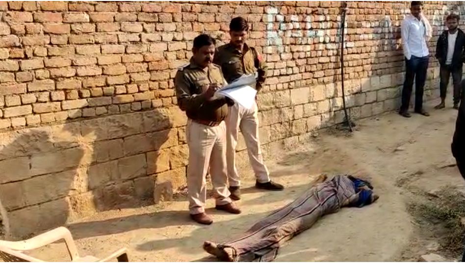 MP Crime News: बदमाशों ने घर में घुसकर युवक की गला दबाकर हत्या कर दी, पत्नी के जागने पर शव को घसीटकर बाहर छोड़ भाग खड़े हुए