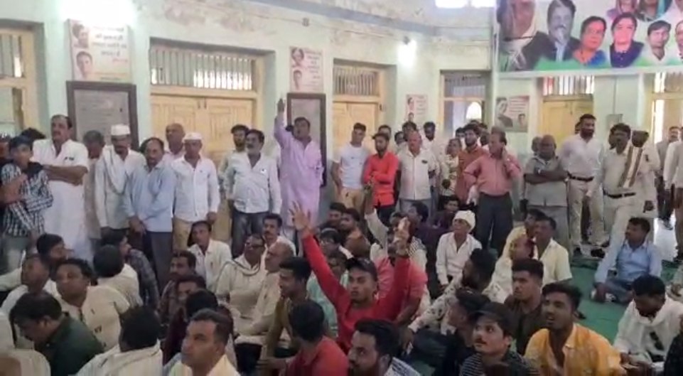 भारत जोड़ो यात्रा की तैयारी बैठक में हंगामाः खंड़वा कांग्रेस भवन में बड़े नेताओं की मौजूदगी में आपस में भिड़े कार्यकर्ता