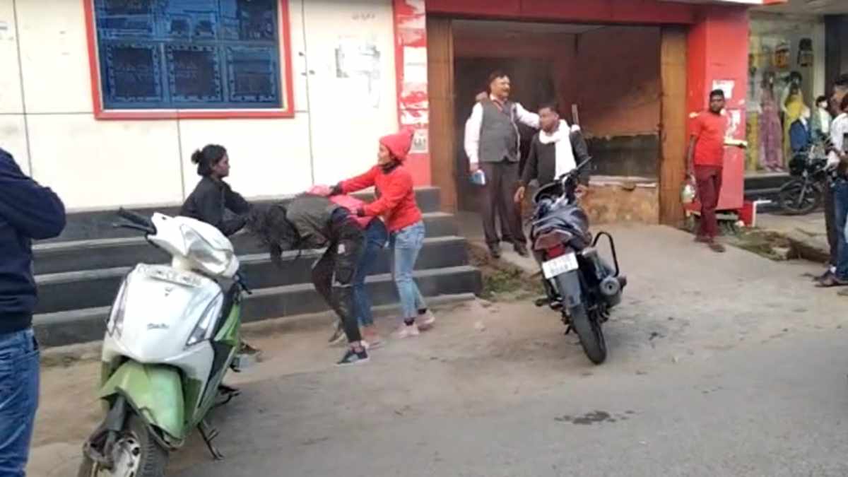 CG में सरेआम ढिशुम-ढिशुमः सड़क किनारे 3 लड़कियों ने एक लड़की का बाल खींचकर जमकर पीटा, देखें पिटाई का VIDEO…