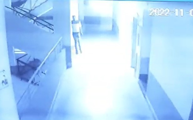 वारदात: बदमाशों ने फ्लैट में घुसकर डॉक्टर को मारी गोली, CCTV फुटेज के आधार पर तलाश में जुटी पुलिस