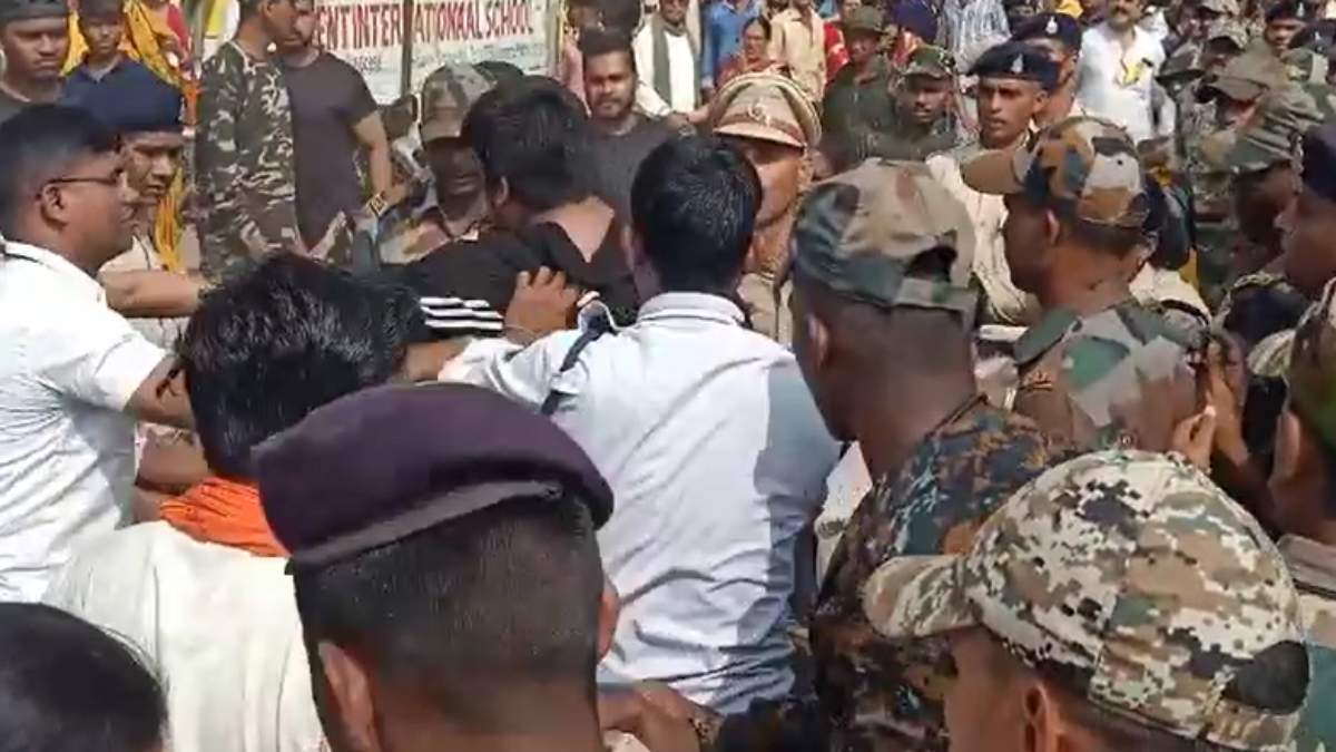 CG NEWS: शिवमहापुराण में बाउंसर ने लोगों को किया परेशान, DSP के साथ धक्का-मुक्की का आरोप, पुलिस ने युवक को जमकर पीटा, VIDEO वायरल…
