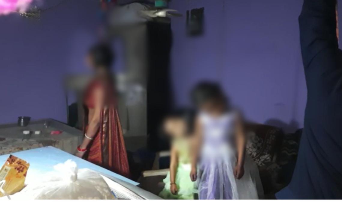 MP BREAKING: 2 बेटियों के साथ मां ने लगाई फांसी, पति पर प्रताड़ना का आरोप