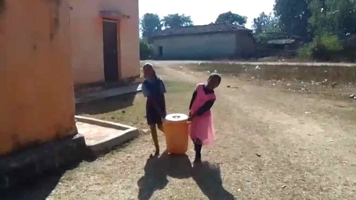 MP के सरकारी स्कूलों का हाल बेहाल: बच्चों से भारी भरकम प्लास्टिक बाल्टी से  भराया जा रहा पानी, VIDEO वायरल होने से मचा हड़कंप
