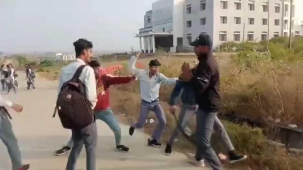 MP में यूनिवर्सिटी बना जंग का अखाड़ा, VIDEO: बस में चढ़ने को लेकर हुई कहासुनी, तो छात्रों ने एक-दूसरे पर बरसाए बेल्ट, पीट-पीटकर किया लहूलुहान