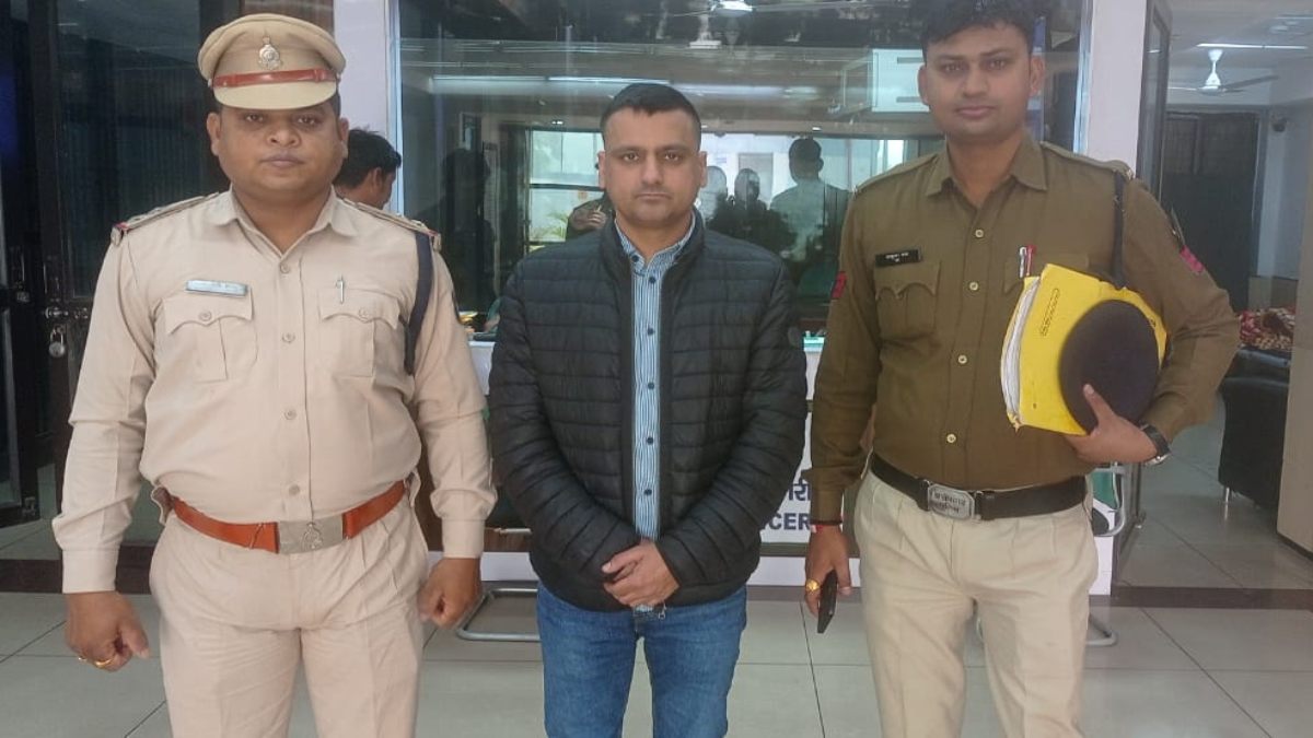 पत्नी को प्रताड़ित कर पोलैंड भागने वाला पति धराया,  जांजगीर पुलिस ने दिल्ली एयरपोर्ट से हिरासत में लिया, तीन साल दे रहा था चकमा