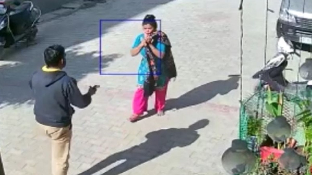 Video : बदमाशों के हौसले बुलंद, बंदूक के दम पर महिला से लूट, पूरी वारदात CCTV में कैद