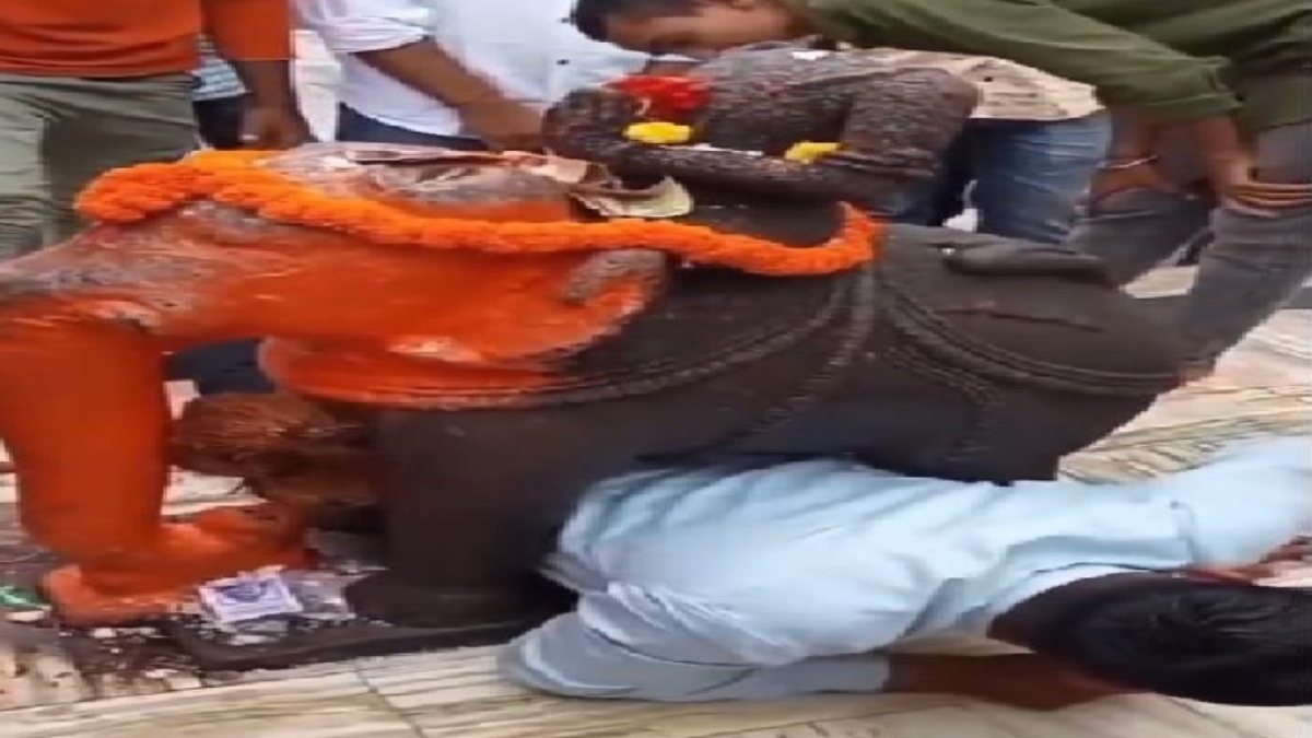 Viral Video : मनोकामना पूरी करने के चक्कर में बुरी तरह फंसा युवक, मंदिर में हाथी की मूर्ति में अटका