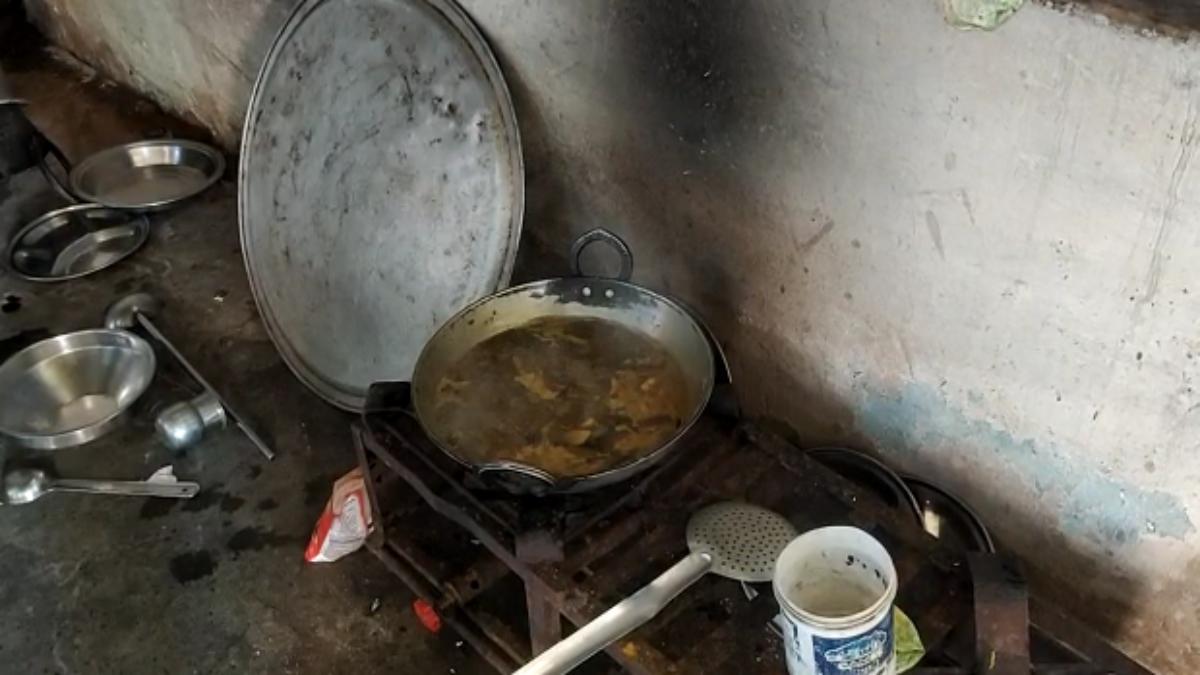 खाद्य मंत्री के जिले में मिड डे मील में गड़बड़ झाला: अचलपुर स्कूल में बच्चों को नहीं मिल रहा भरपेट भोजन, ‘सरपंच चलाता है समूह’