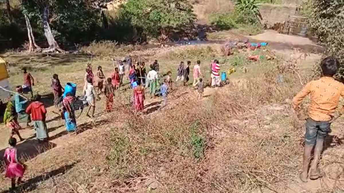 ग्रामीणों की गुंडईः पुलिस और आबकारी विभाग की टीम को दौड़ा-दौड़ा कर पीटा, गाड़ियों को भी तोड़ा, 12 लोग हुए घायल, देखें VIDEO…