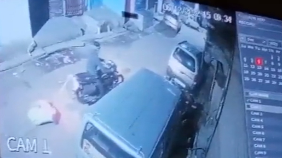 इंसानियत शर्मसार : हत्या के बाद शव को बोरे में भरकर बाइक से घसीटा, पूरी वारदात CCTV में कैद