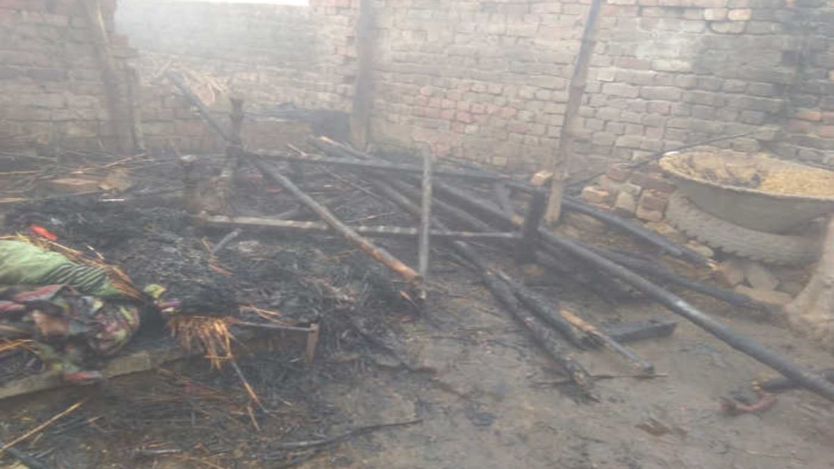 Gorakhpur News : ठंड से बचने के लिए घर में जलाया था अलाव, आग लगने से जिंदा जली बुजुर्ग महिला