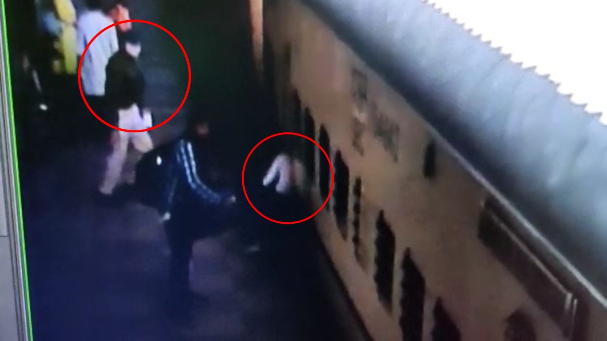 OMG ! चलती ट्रेन में चढ़ने की कोशिश में फिसली युवती, आरक्षक ने बचाई जान, बाल-बाल बची लड़की, देखिए VIDEO