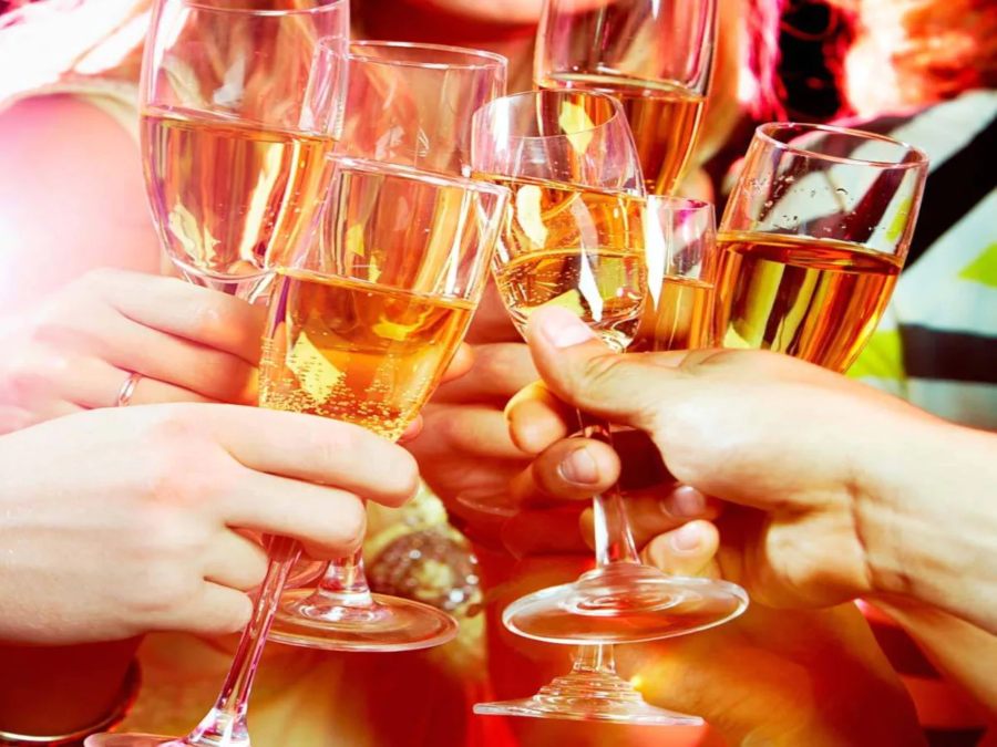 ‘हुई महंगी बहुत ही शराब कि थोड़ी-थोड़ी पिया करो’: शराब के शौकीनों के लिए बुरी खबर, महंगी होगी मदिरा