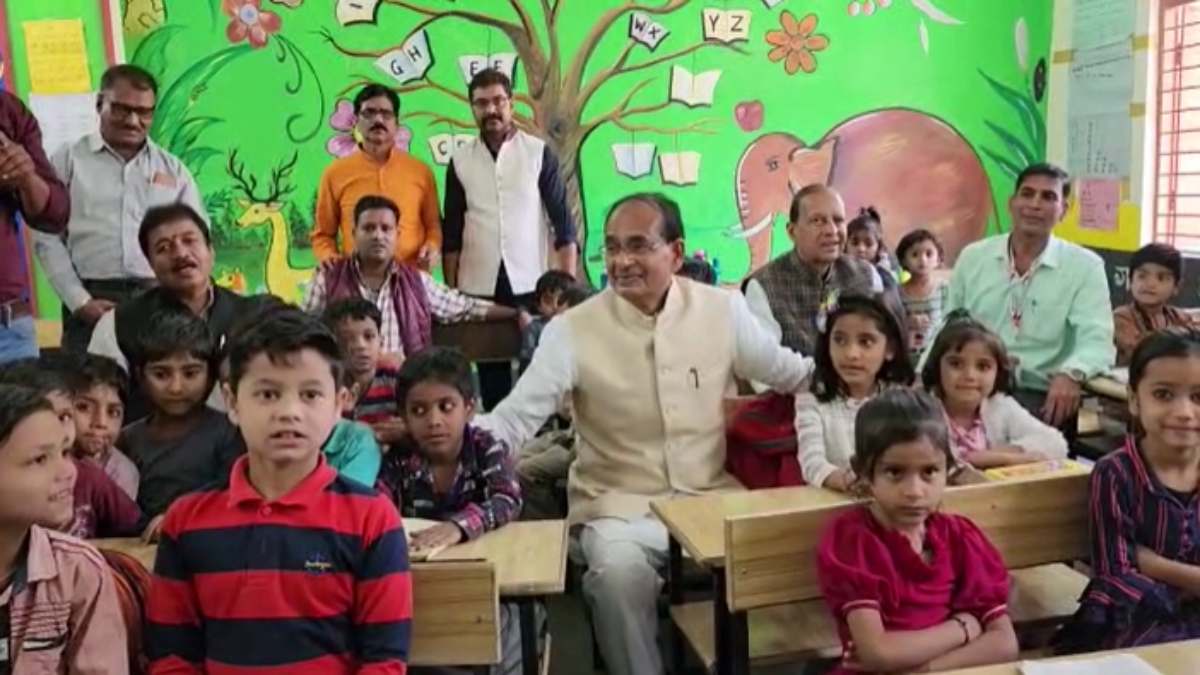 ‘मामा की पाठशाला’ VIDEO: CM शिवराज बने टीचर, बच्चों को पढ़ाया और क्रिकेट भी खेला, इन दो जिलों के निरीक्षण में पहुंचे थे