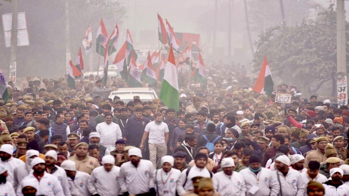 शामली पहुंची भारत जोड़ो यात्रा, एक बार फिर कंपकंपाती ठंड में सफेद टी-शर्ट में दिखे राहुल गांधी