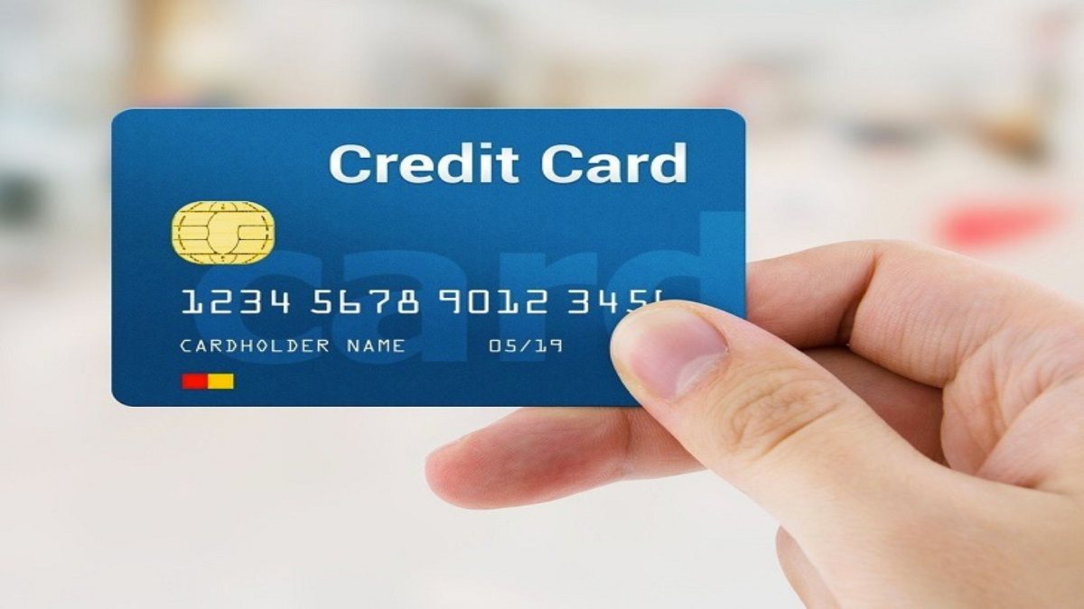 Credit Card News: भारी भरकम कर्ज तले दबा सकता है क्रेडिट कार्ड, लेने से पहले जान लें नियम, नहीं तो…