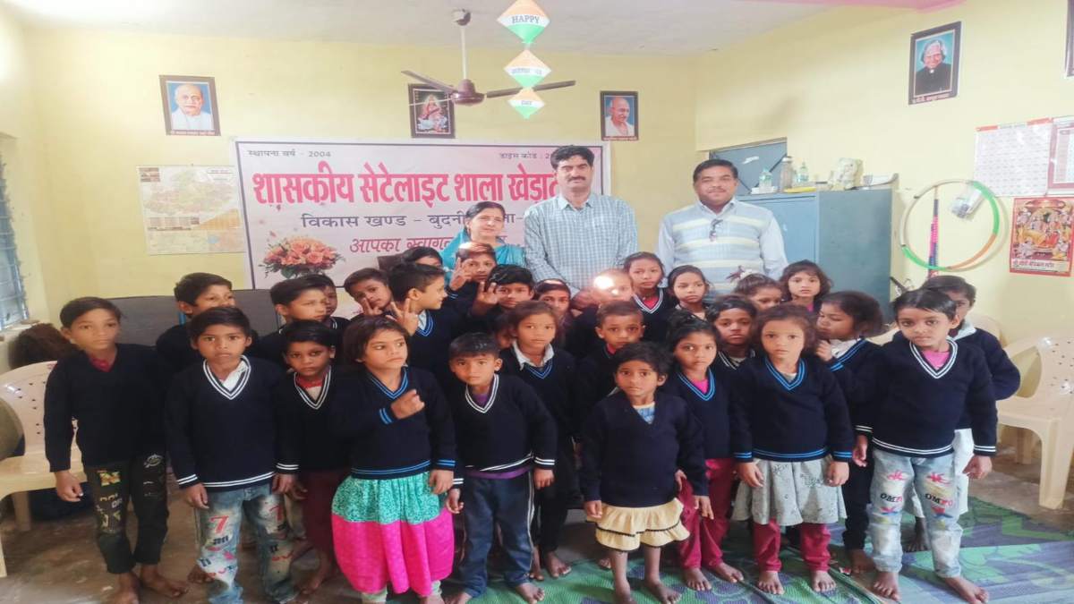 Sehore news: स्कूली बच्चों को कड़ाके की ठंड और सर्दी से बचाने बांटे गए स्वेटर, बेटी से मिली प्रेरणा